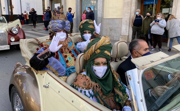 Los Reyes, desfilando en coches de época por Vélez-Málaga. 