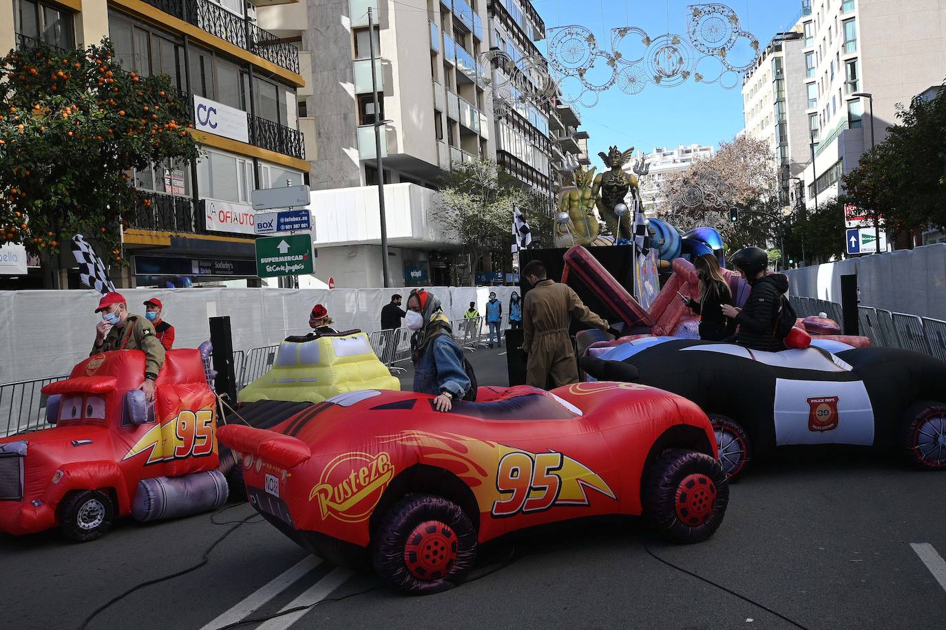 Fotos: Los Reyes saludan a los niños en Marbella, Puerto Banús y San Pedro