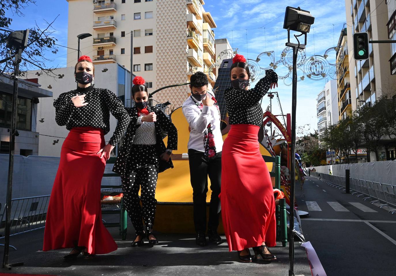 Fotos: Los Reyes saludan a los niños en Marbella, Puerto Banús y San Pedro