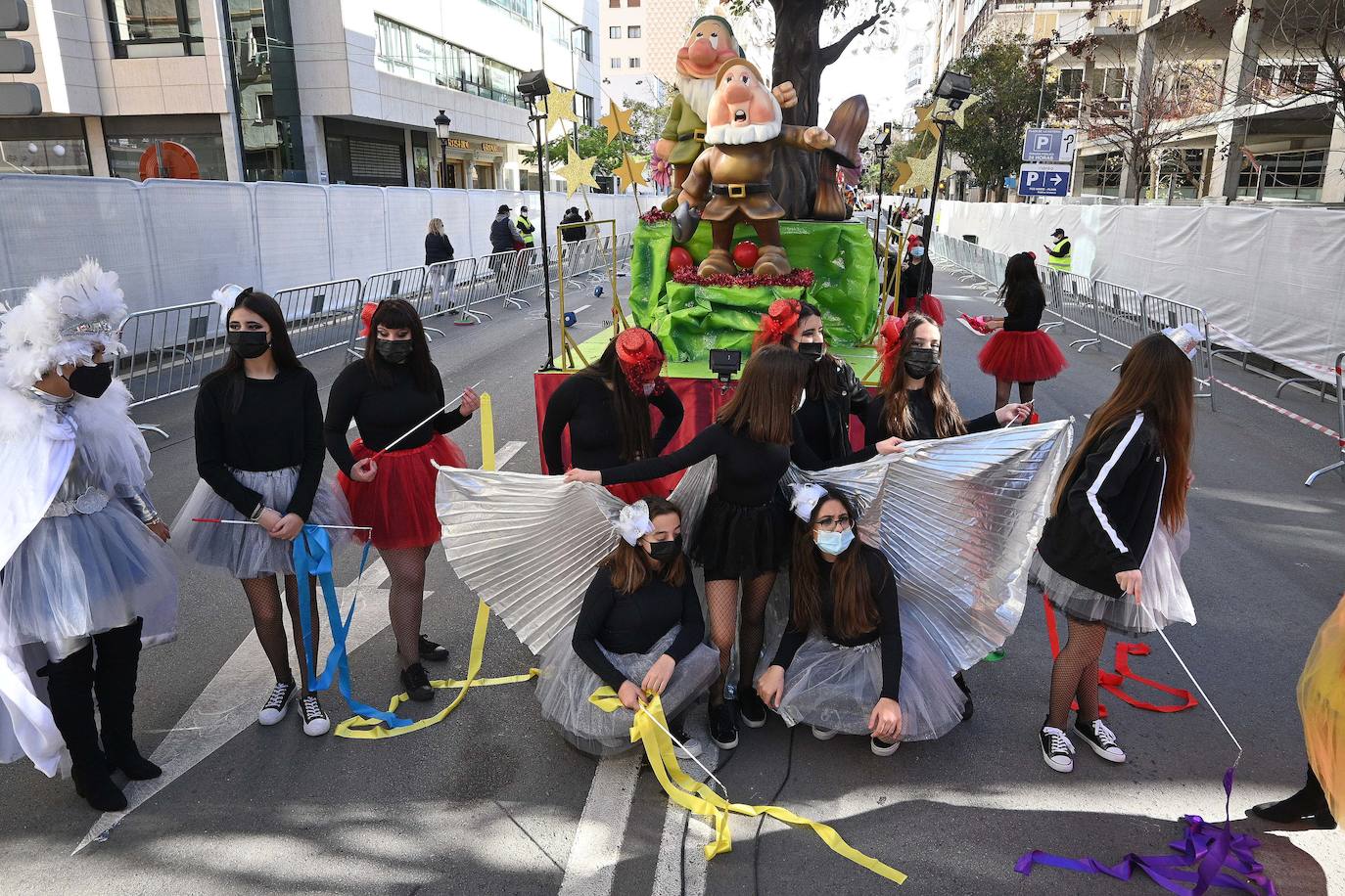 Fotos: Los Reyes saludan a los niños en Marbella, Puerto Banús y San Pedro