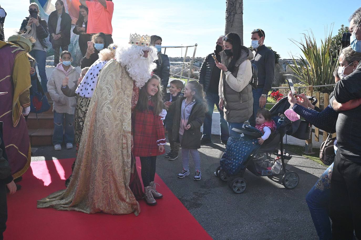 Fotos: Los Reyes saludan a los niños en Marbella, Puerto Banús y San Pedro