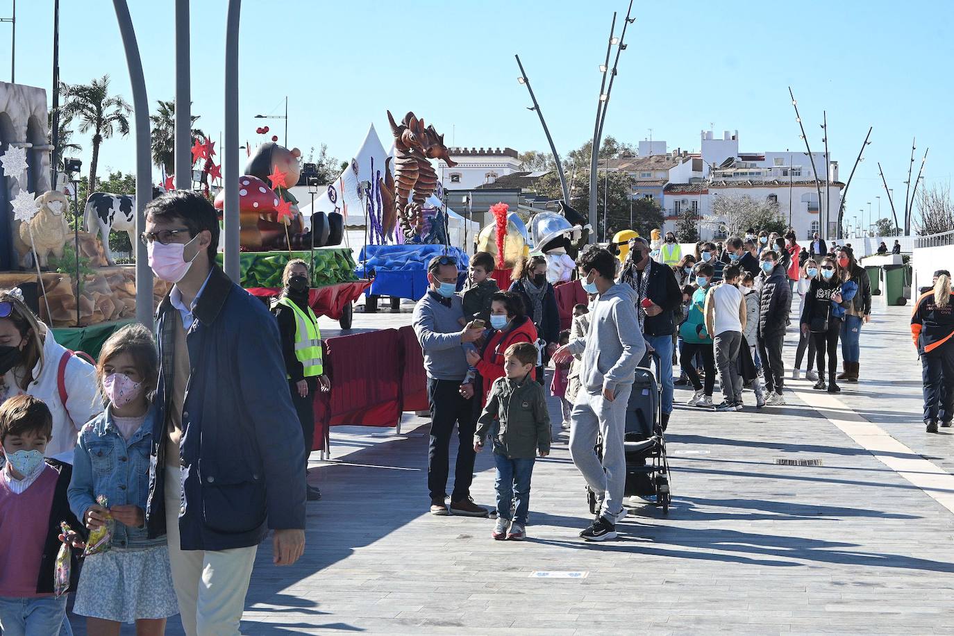 Fotos: Los Reyes saludan a los niños en Marbella, Puerto Banús y San Pedro