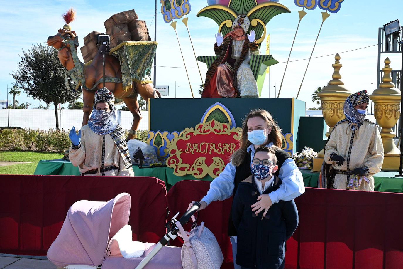 Fotos: Los Reyes saludan a los niños en Marbella, Puerto Banús y San Pedro