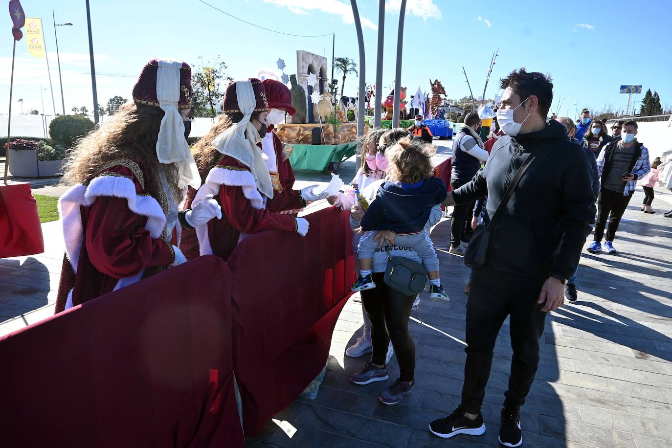 Fotos: Los Reyes saludan a los niños en Marbella, Puerto Banús y San Pedro