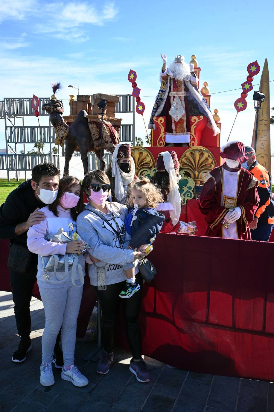 Fotos: Los Reyes saludan a los niños en Marbella, Puerto Banús y San Pedro