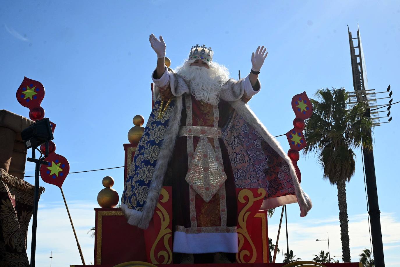Fotos: Los Reyes saludan a los niños en Marbella, Puerto Banús y San Pedro