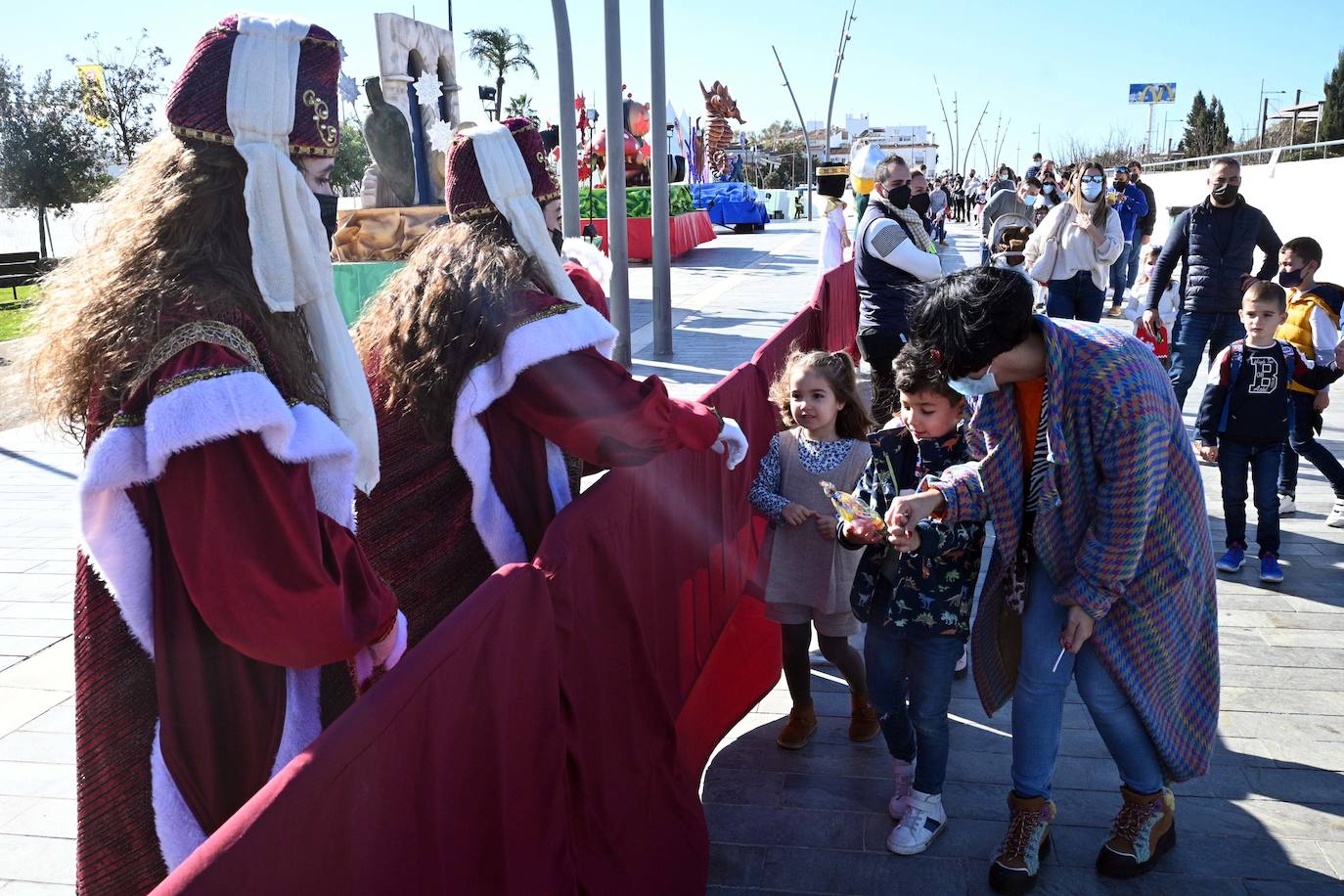 Fotos: Los Reyes saludan a los niños en Marbella, Puerto Banús y San Pedro