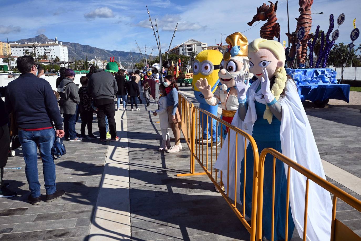 Fotos: Los Reyes saludan a los niños en Marbella, Puerto Banús y San Pedro