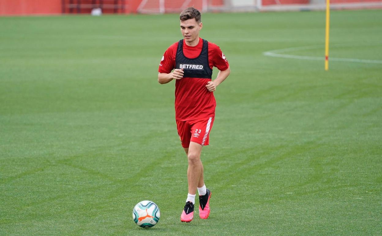 Aleix Febas, durante un entrenamiento con el Mallorca.