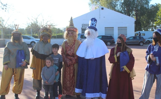 Imagen principal - Visita de los Reyes a las distintas zonas de Alhaurín de la Torre.