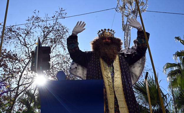 Las cabalgatas estáticas de los Reyes Magos llenan de ilusión a los más pequeños en Marbella y San Pedro Alcántara