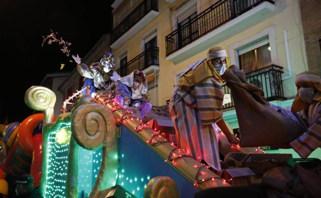 El nuevo recorrido de la cabalgata se inunda de gente y de molletes y mantecados en Antequera