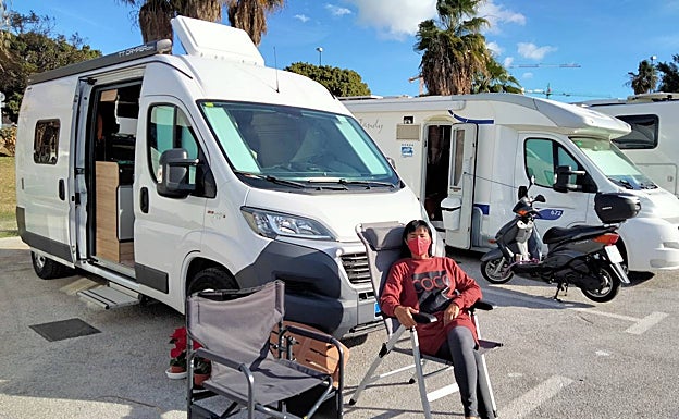 Imagen principal - Teresa, Juan y Guillermo, junto a sus casas rodantes. 