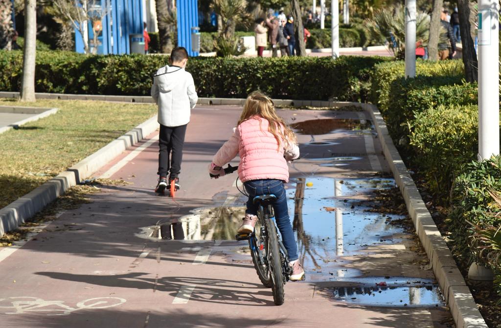El Paseo Marítimo Antonio Banderas se fue animando de familias y niños con sus juguetes al medio día, que salieron a probar sus bicicletas, patinetes y coches teledirigidos