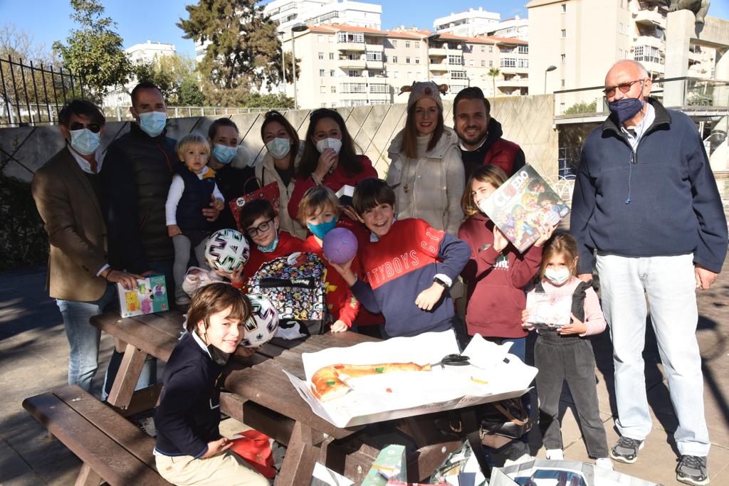 El Paseo Marítimo Antonio Banderas se fue animando de familias y niños con sus juguetes al medio día, que salieron a probar sus bicicletas, patinetes y coches teledirigidos