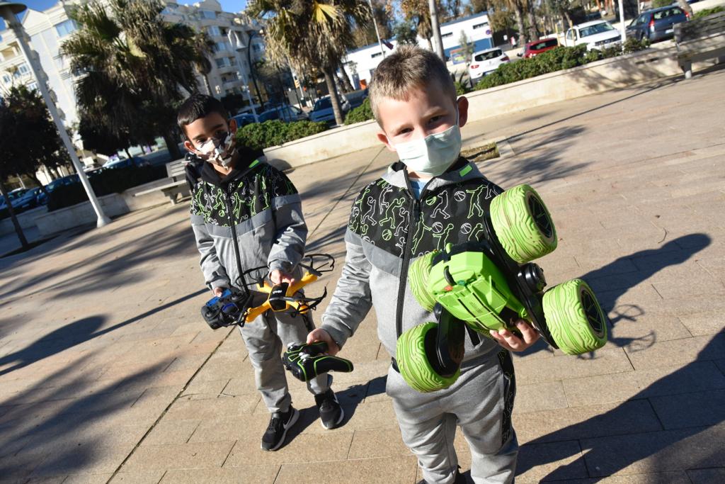 El Paseo Marítimo Antonio Banderas se fue animando de familias y niños con sus juguetes al medio día, que salieron a probar sus bicicletas, patinetes y coches teledirigidos