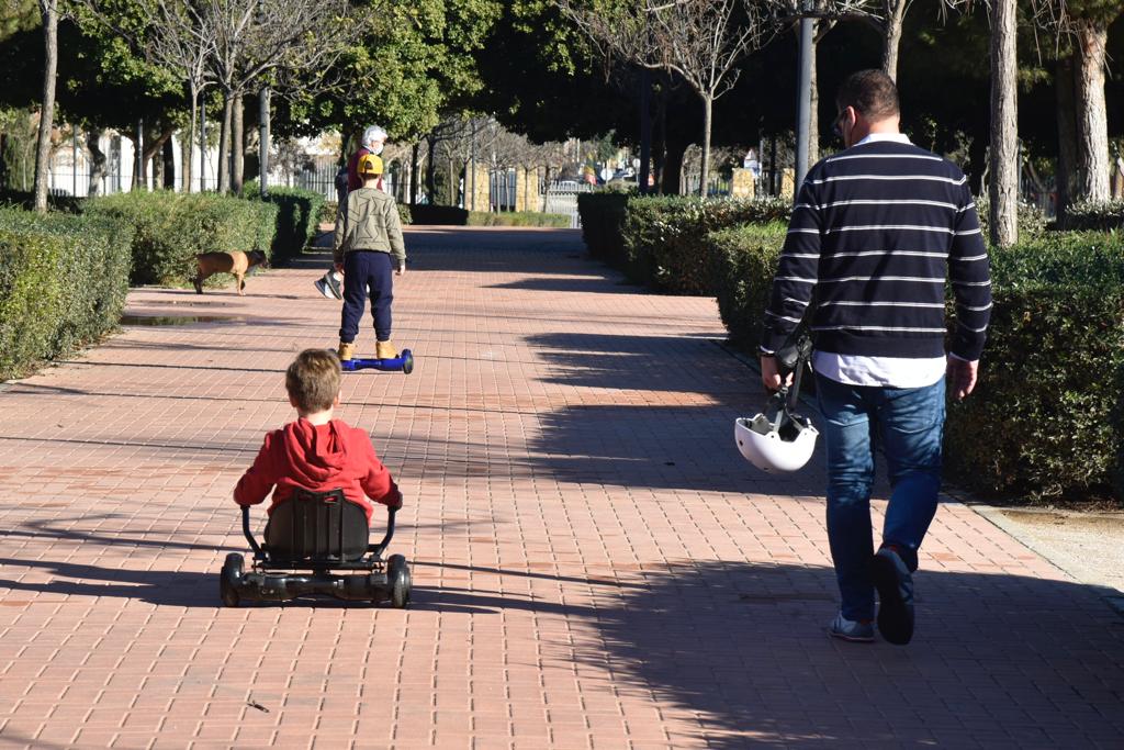 El Paseo Marítimo Antonio Banderas se fue animando de familias y niños con sus juguetes al medio día, que salieron a probar sus bicicletas, patinetes y coches teledirigidos