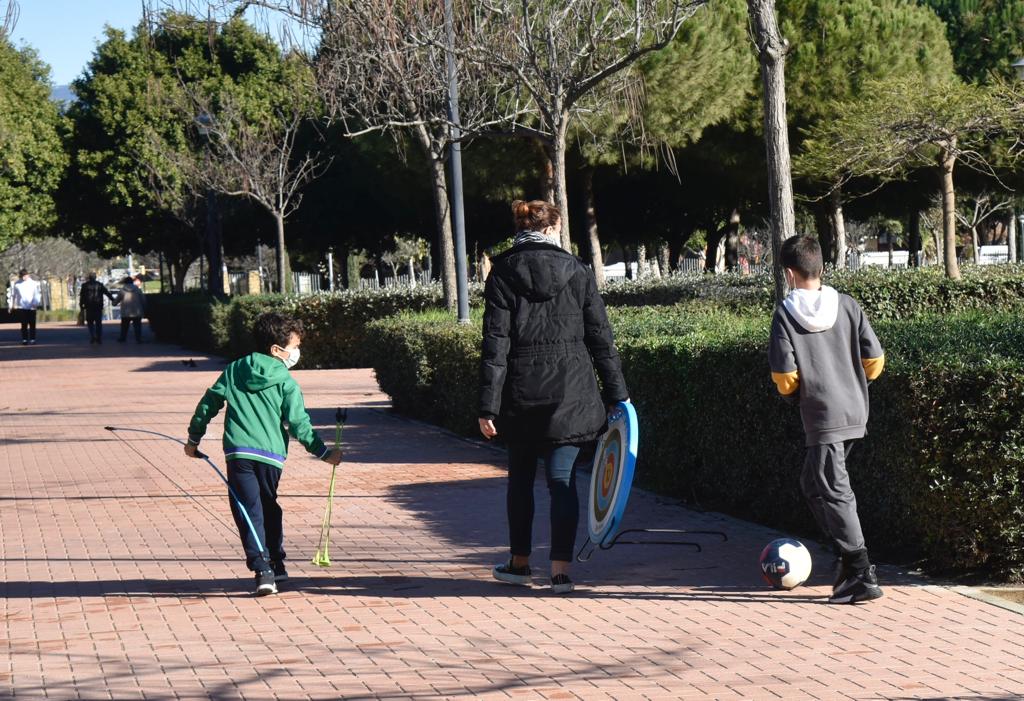 El Paseo Marítimo Antonio Banderas se fue animando de familias y niños con sus juguetes al medio día, que salieron a probar sus bicicletas, patinetes y coches teledirigidos