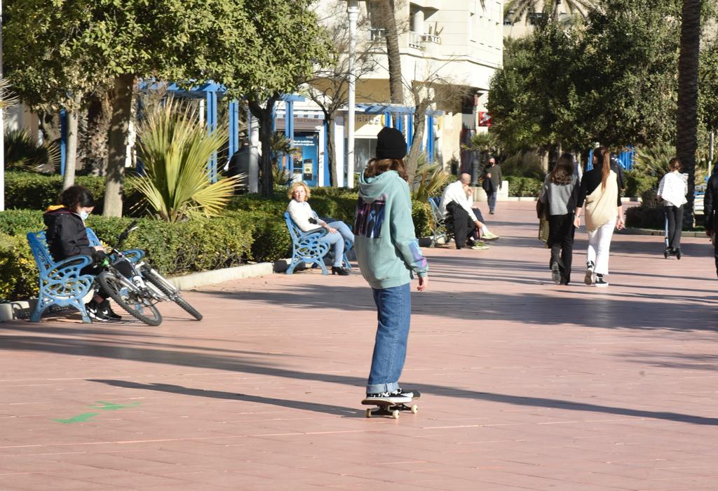 El Paseo Marítimo Antonio Banderas se fue animando de familias y niños con sus juguetes al medio día, que salieron a probar sus bicicletas, patinetes y coches teledirigidos