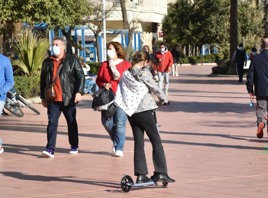 El Paseo Marítimo Antonio Banderas se fue animando de familias y niños con sus juguetes al medio día, que salieron a probar sus bicicletas, patinetes y coches teledirigidos