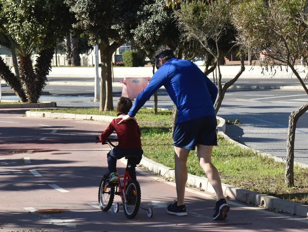 El Paseo Marítimo Antonio Banderas se fue animando de familias y niños con sus juguetes al medio día, que salieron a probar sus bicicletas, patinetes y coches teledirigidos