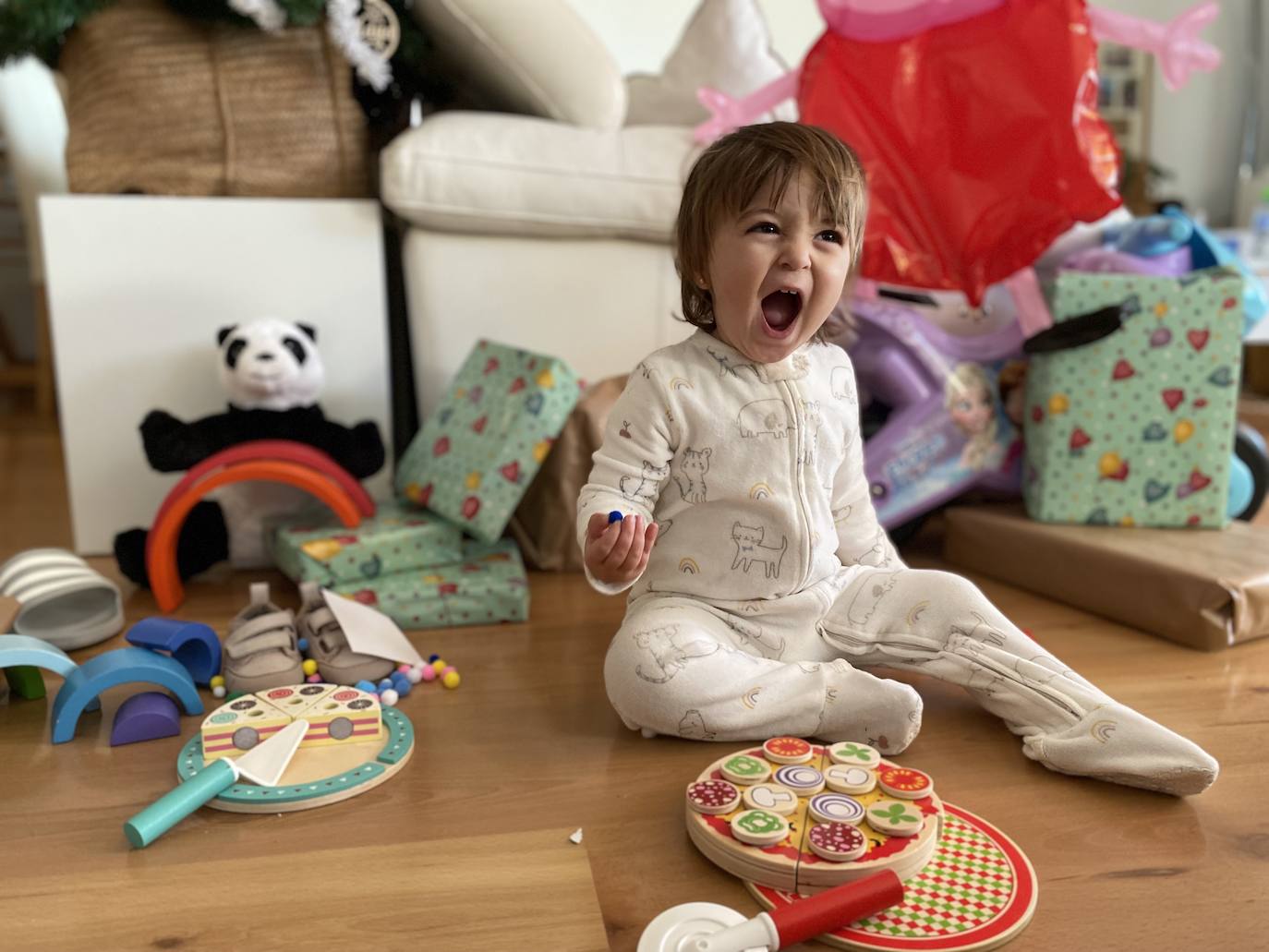 El Paseo Marítimo Antonio Banderas se fue animando de familias y niños con sus juguetes al medio día, que salieron a probar sus bicicletas, patinetes y coches teledirigidos