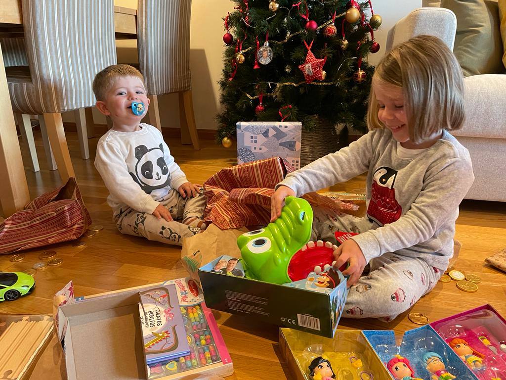 El Paseo Marítimo Antonio Banderas se fue animando de familias y niños con sus juguetes al medio día, que salieron a probar sus bicicletas, patinetes y coches teledirigidos