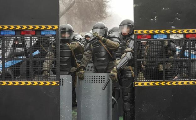 Barrera de las fuerzas de seguridad ante las protestas.