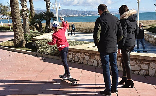 Imagen principal - Algunas pequeñas con sus regalos de Reyes en el Paseo Marítimo Antonio Banderas.