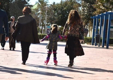 Imagen secundaria 1 - Algunas pequeñas con sus regalos de Reyes en el Paseo Marítimo Antonio Banderas.
