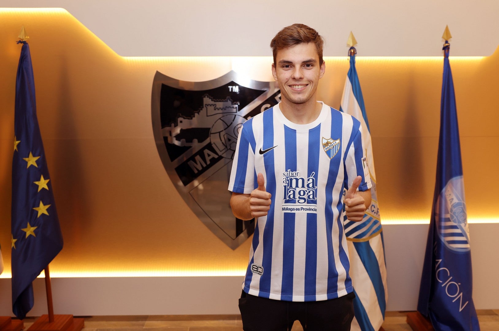 Aleix Febas posa con la camiseta del Málaga en las oficinas de La Rosaleda.