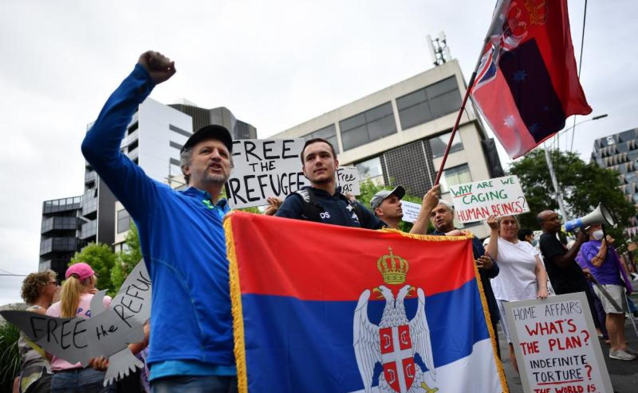 Aficionados serbios se manifiestan en Melbourne en apoyo a Djokovic. 