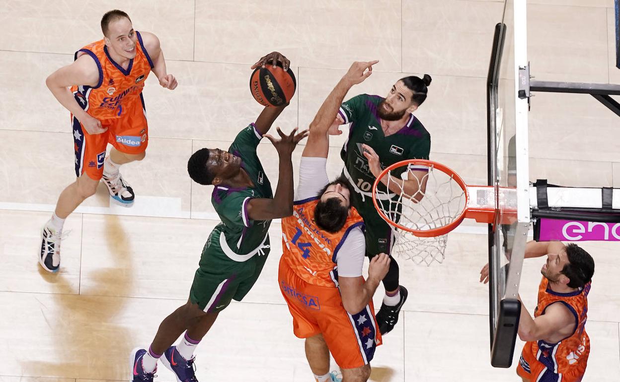 Nzosa y Alonso, en una acción frente a Dubljevic, en un Unicaja-Valencia. 