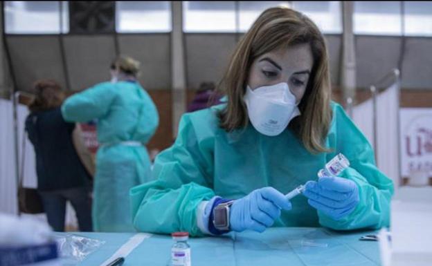 La cepa ómicron ha elevado hasta 2,3 millones el número de nuevos positivos en el mundo