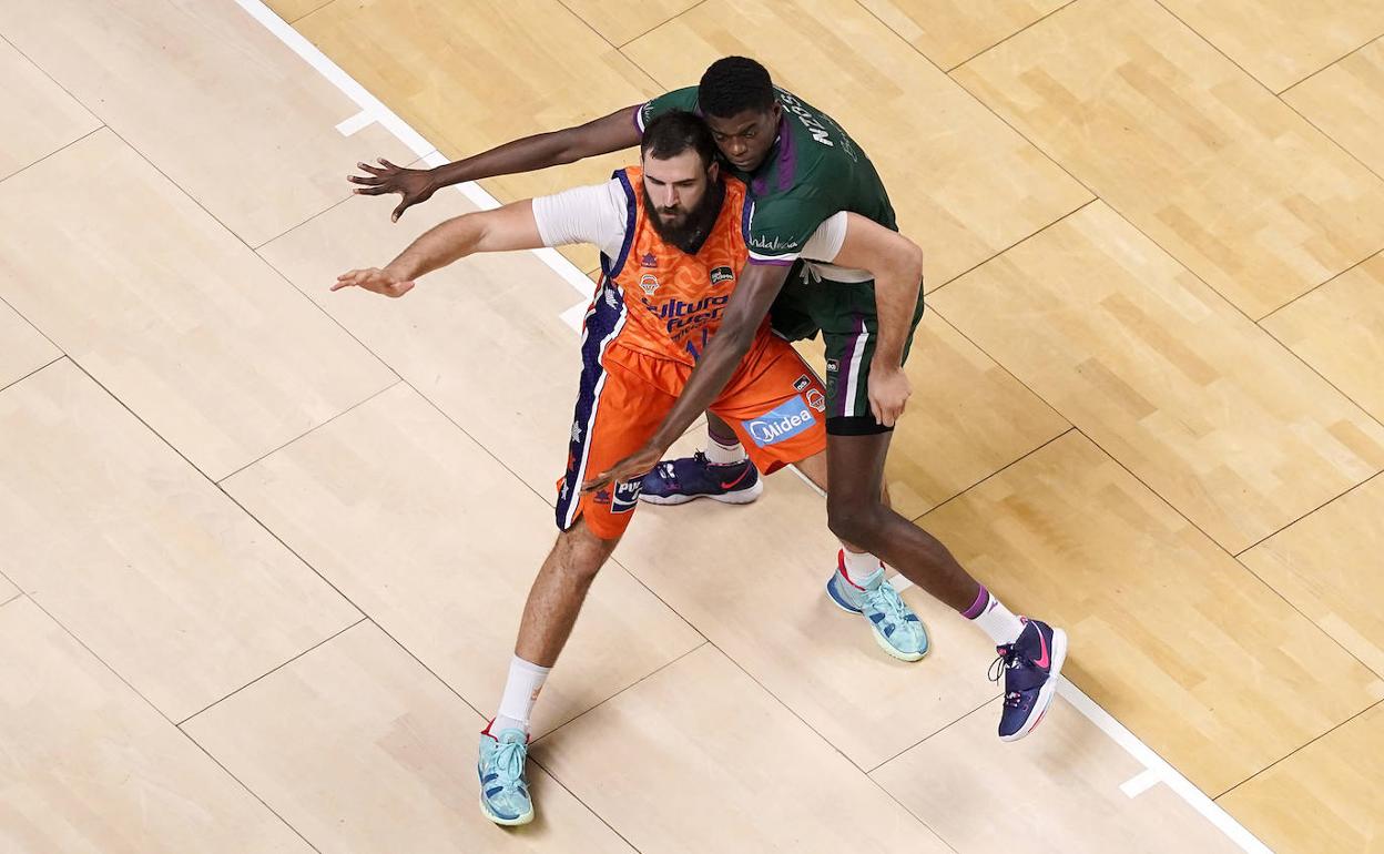 Una lucha entre Nzosa y Dubljevic, en el último Unicaja-Valencia liguero. 