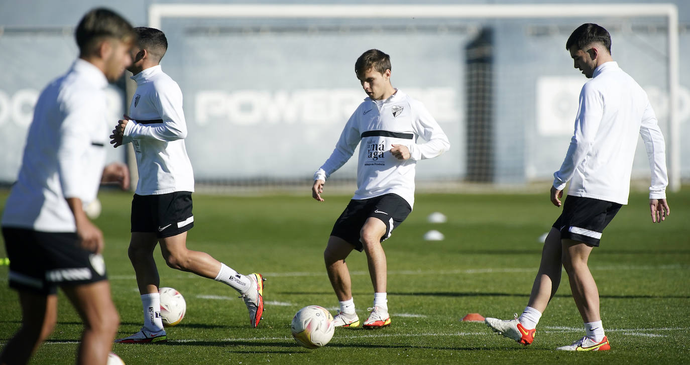 El equipo que dirige José Alberto López afrontó el último entrenamiento de la semana antes de medirse al Sporting este domingo en La Rosaleda (18.15 horas) con sus dos flamantes fichajes, el extremo Vadillo y el medio punta Aleix Febas.