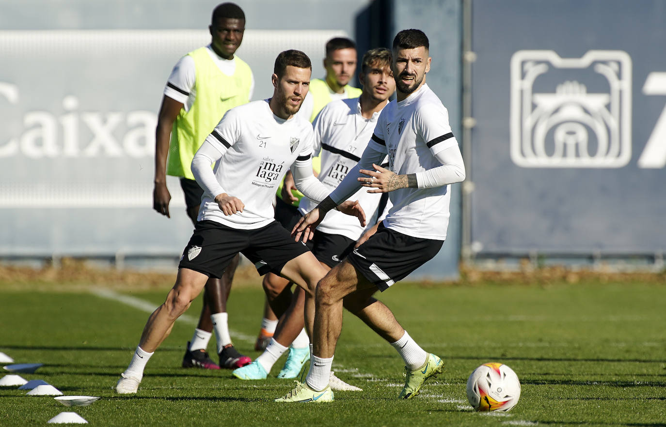 El equipo que dirige José Alberto López afrontó el último entrenamiento de la semana antes de medirse al Sporting este domingo en La Rosaleda (18.15 horas) con sus dos flamantes fichajes, el extremo Vadillo y el medio punta Aleix Febas.