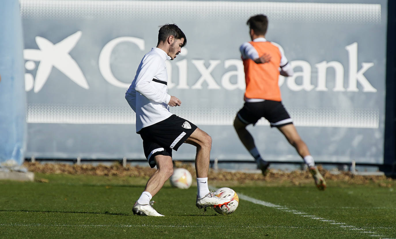 El equipo que dirige José Alberto López afrontó el último entrenamiento de la semana antes de medirse al Sporting este domingo en La Rosaleda (18.15 horas) con sus dos flamantes fichajes, el extremo Vadillo y el medio punta Aleix Febas.