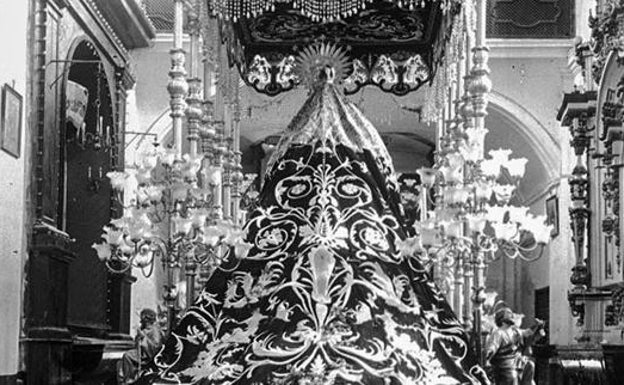 Trono de la Virgen de los Dolores y manto bordado por las Religiosas Adoratrices. Interior de la iglesia de San Pedro. Año 1928. 