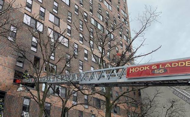 Bomberos actuando en el edificio afectado. 