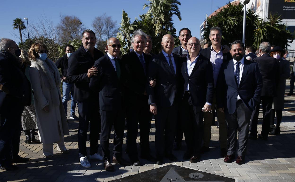 Dani Hierrezuelo, José Nogales, Jacinto Castillo, Pedro Cuevas, Javier Imbroda, Enrique Fernández, Pedro Ramírez, Jesús Peña y José María Arrabal, el viernes junto a la Estrella que lleva el nombre del mítico entrenador y actual consejero de Educación y Deporte de la Junta.