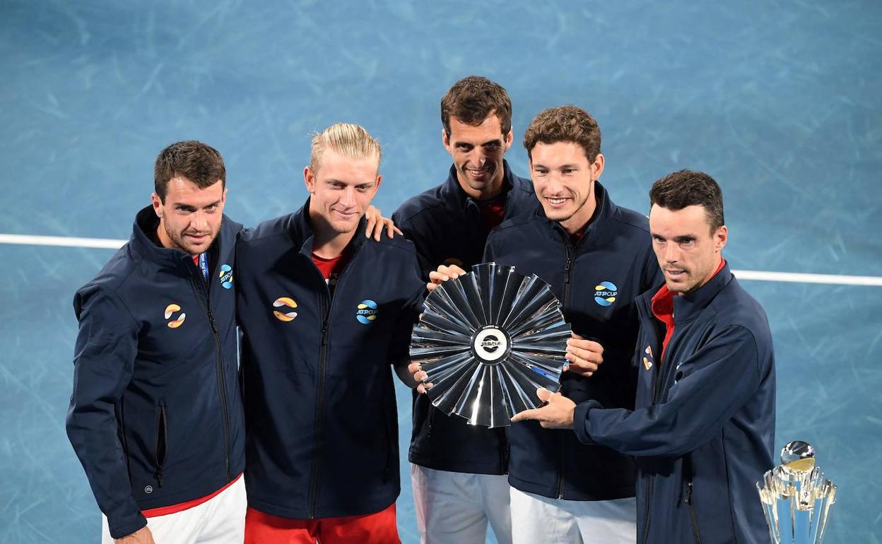 Los españoles Pedro Martínez, Alejandro Davidovich, Albert Ramos, Pablo Carreño y Roberto Bautista, con el trofeo de subcampeones en la ATP Cup. 