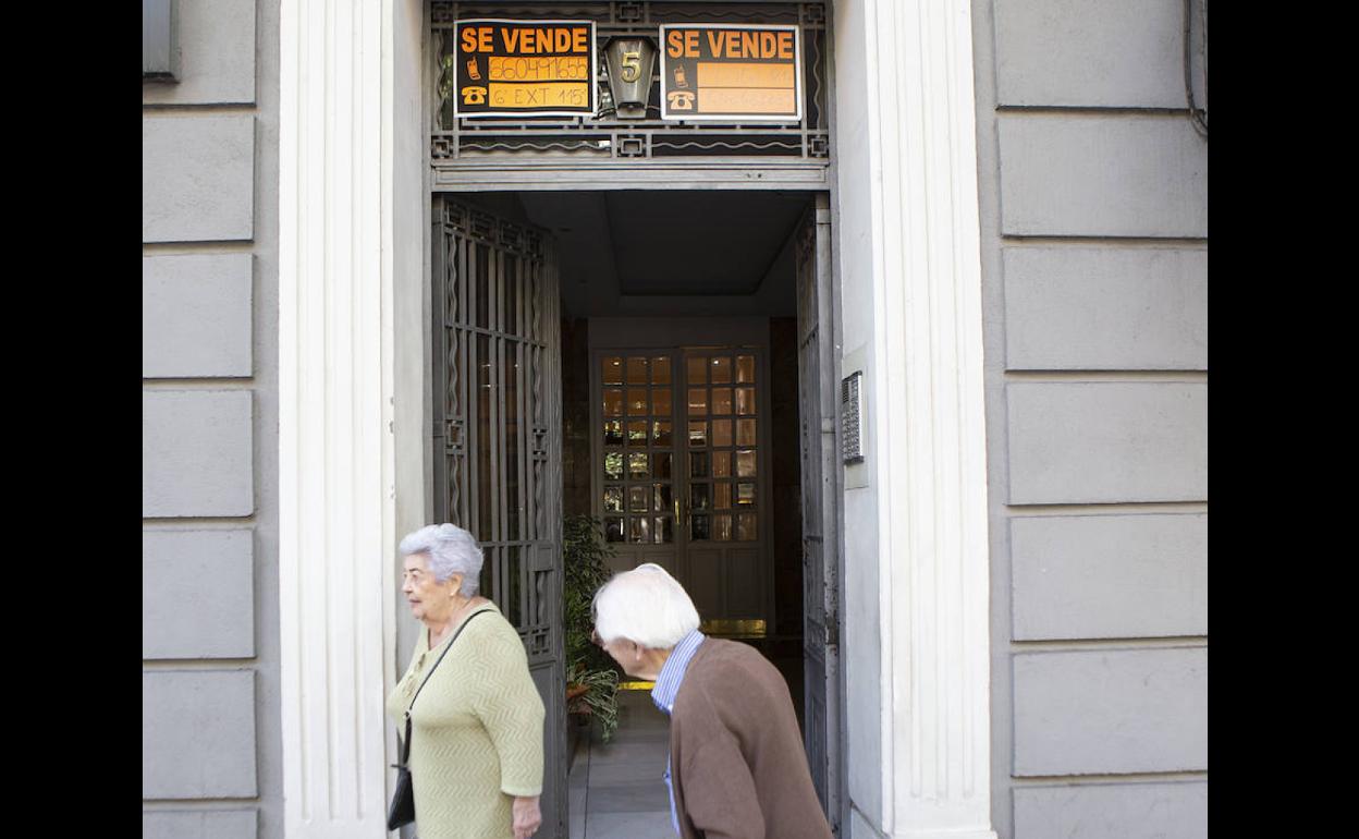 Una pareja de ancianos en una vivienda en venta. 