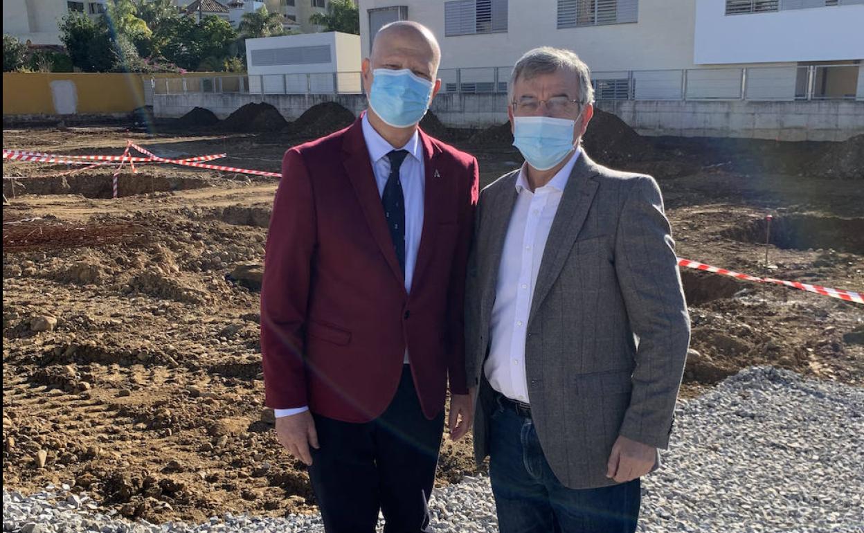 El consejero de Educación, Javier Imbroda (i), junto al alcalde de Estepona, José María García Urbano (d), este lunes en Estepona durante la colocación de la primera piedra del proyecto de ampliación del centro educativo Isdabe del municipio 