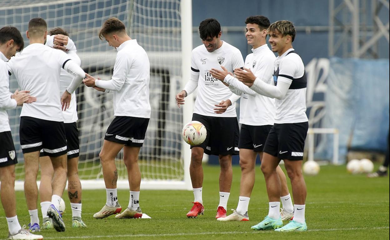Jugadores del Málaga entrenan en el Anexo de La Rosaleda en un gran ambiente.