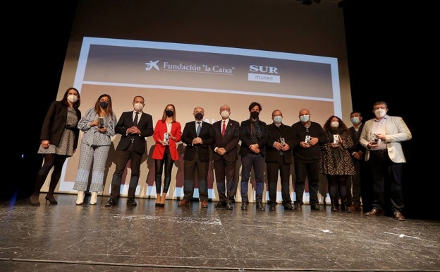 Foto de familia de premiados y autoridades tras la recogida de los galardones.