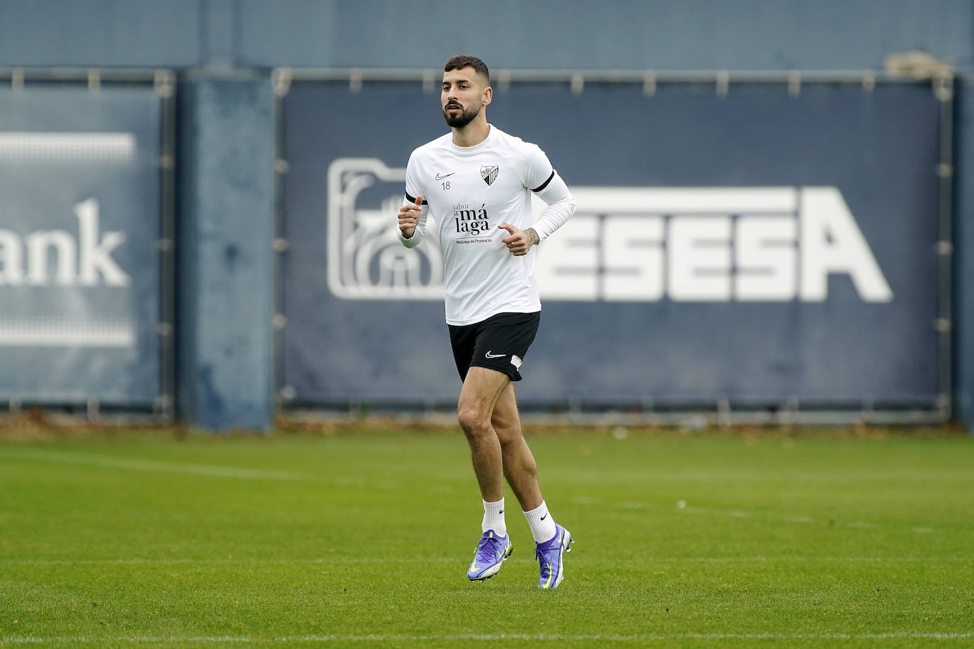 El equipo se entrena en ambiente muy positivo tras la imagen contra el Sporting mientras que los jugadores tocados como Juande, Chavarría o Antoñín, apuran para estar disponibles en la reanudación de la competición.