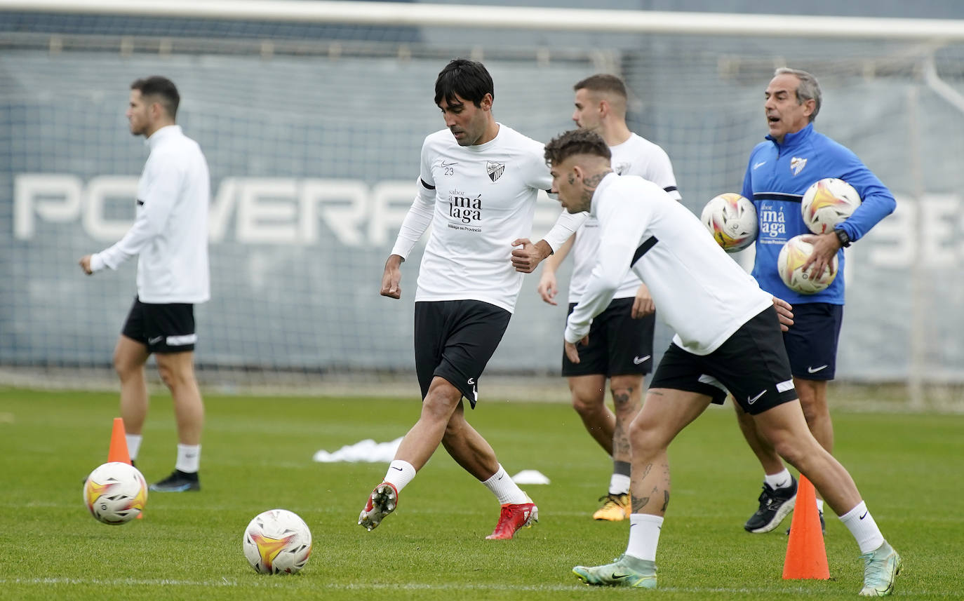 El equipo se entrena en ambiente muy positivo tras la imagen contra el Sporting mientras que los jugadores tocados como Juande, Chavarría o Antoñín, apuran para estar disponibles en la reanudación de la competición.