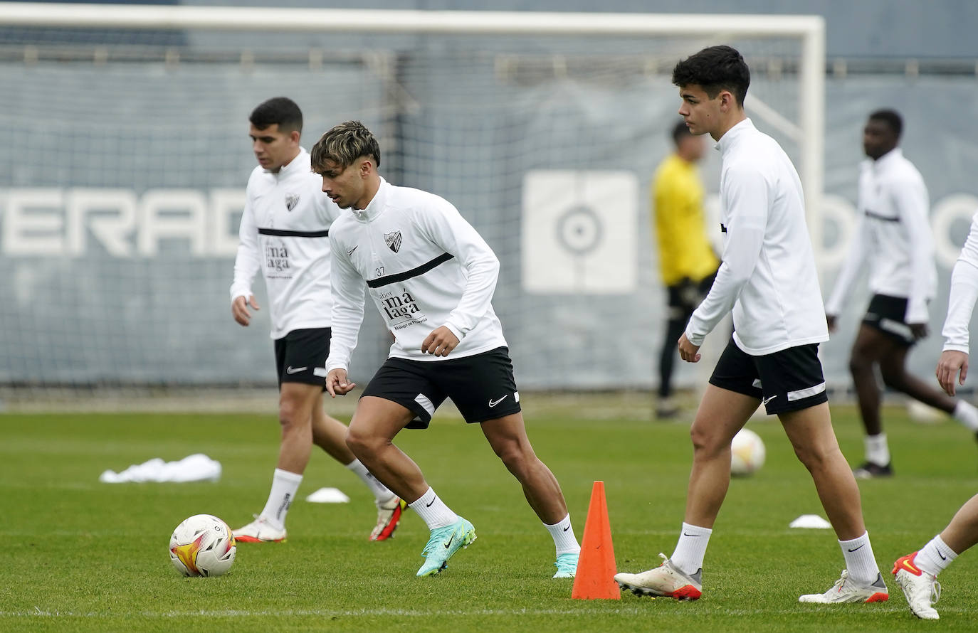 El equipo se entrena en ambiente muy positivo tras la imagen contra el Sporting mientras que los jugadores tocados como Juande, Chavarría o Antoñín, apuran para estar disponibles en la reanudación de la competición.