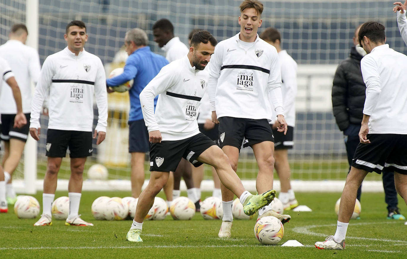 El equipo se entrena en ambiente muy positivo tras la imagen contra el Sporting mientras que los jugadores tocados como Juande, Chavarría o Antoñín, apuran para estar disponibles en la reanudación de la competición.